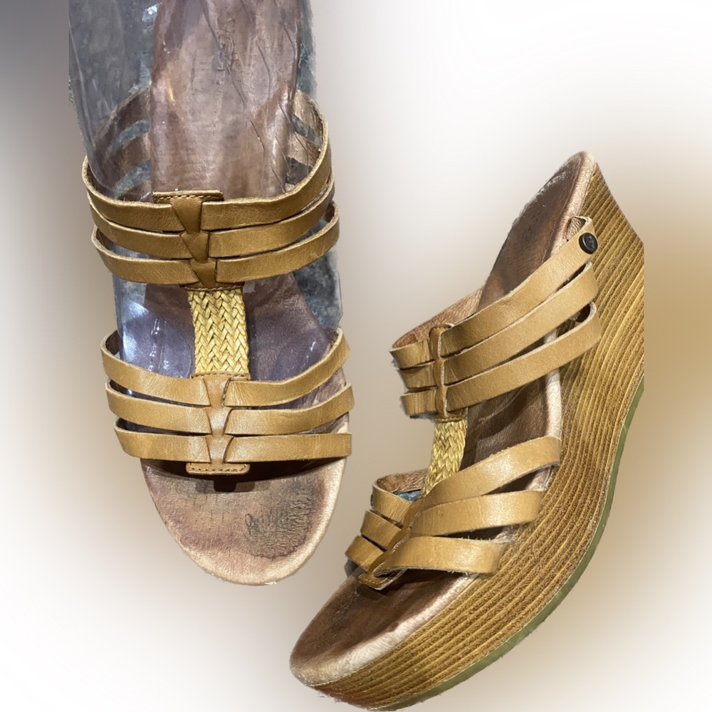 UGG Mattie Tan Leather Slip On Wedge Sandals Sz 8.